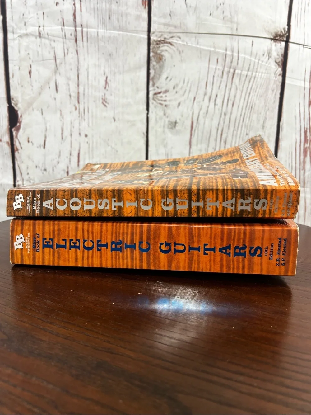 BLUE BOOK OF ELECTRIC & ACOUSTIC GUITAR 10th edition
